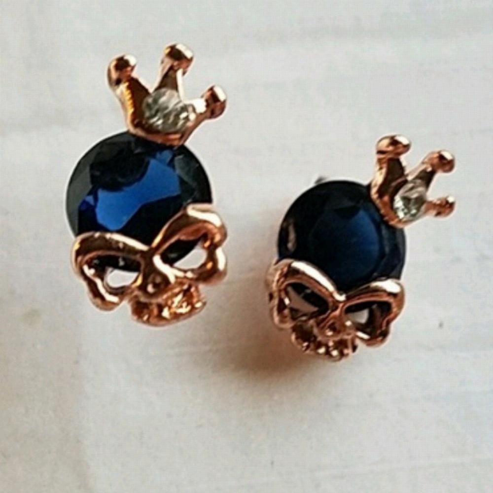 ⭐ Skull with Crown Stud Earring